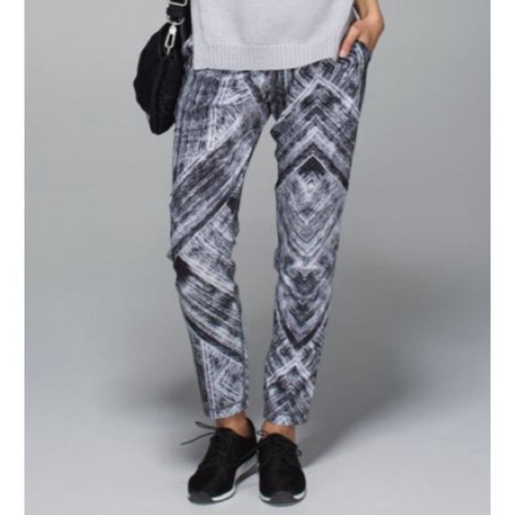 Lululemon Athletica Namaskar Pant II Heat Wave Black Geometric Size 6 - Picture 1 of 10